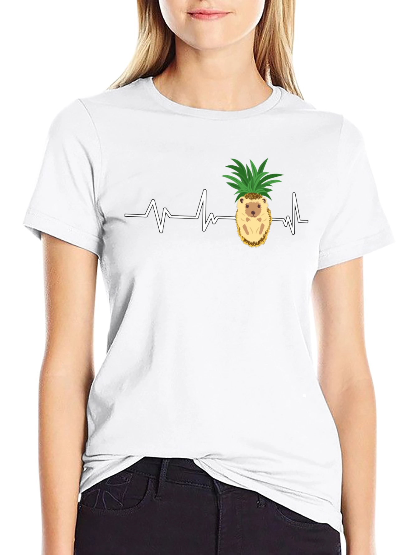 Camiseta Negra con Diseño de Erizo-Piña y Latido