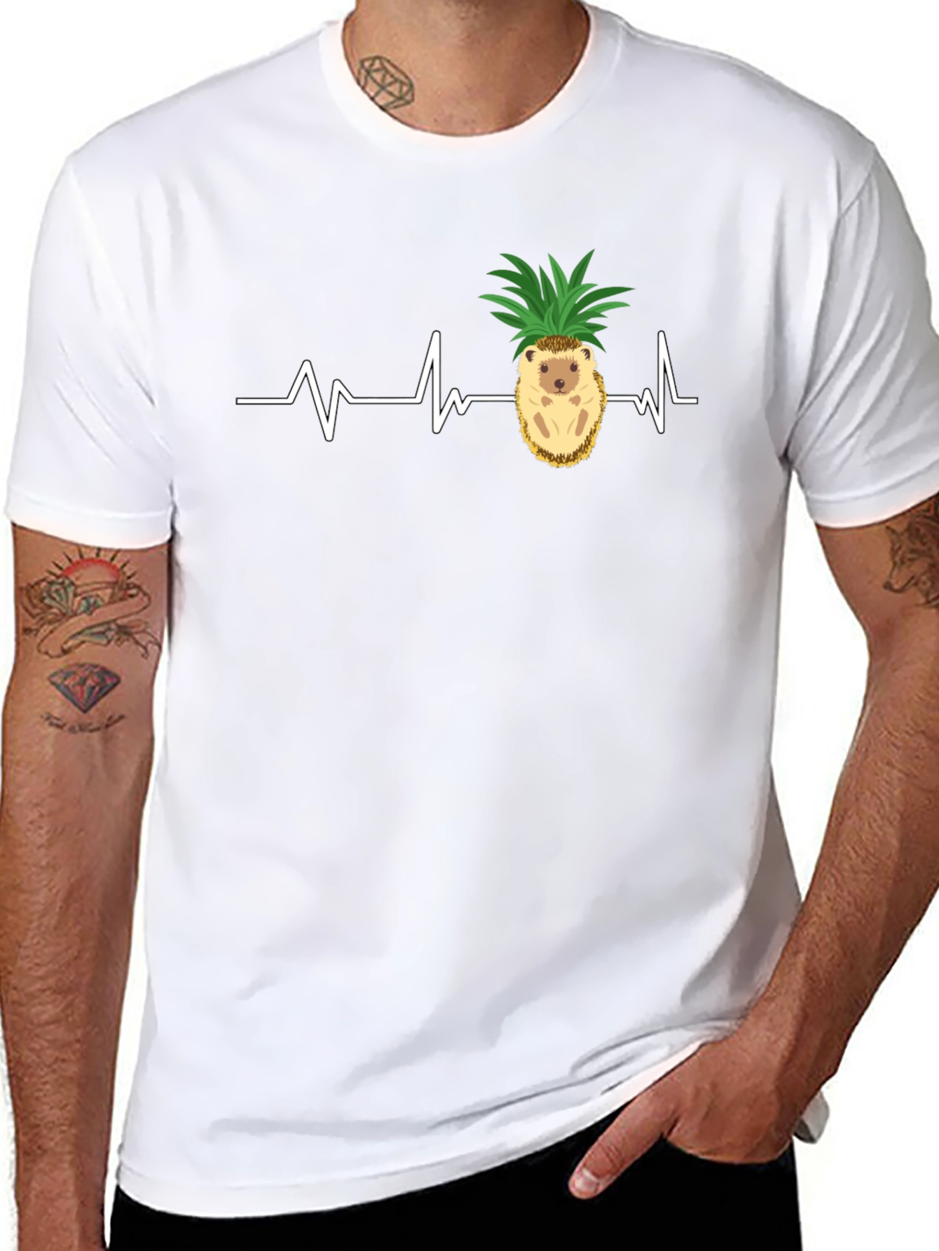 Camiseta Negra con Diseño de Erizo-Piña y Latido