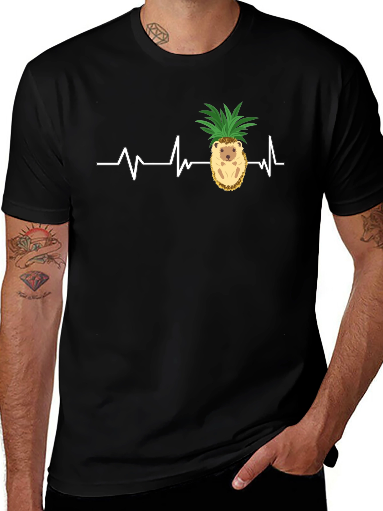 Camiseta Negra con Diseño de Erizo-Piña y Latido