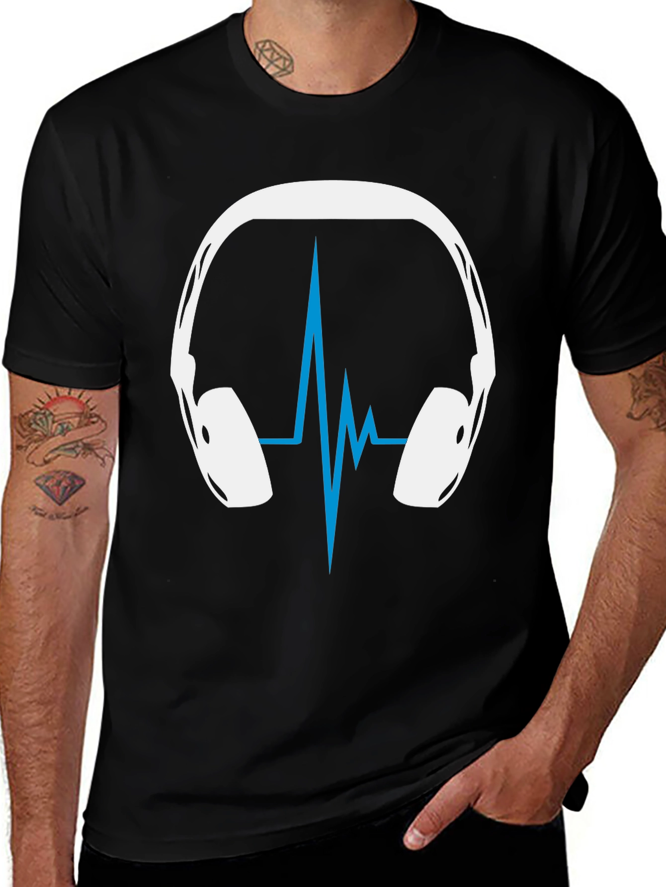 Camiseta Negra Diseño Audífonos y Ritmo Cardíaco
