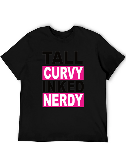 Camiseta Negra: Alto Curvy Tatuado Nerd