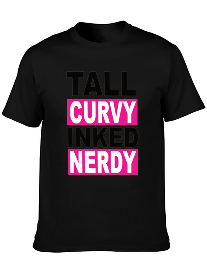 Camiseta Negra: Alto Curvy Tatuado Nerd