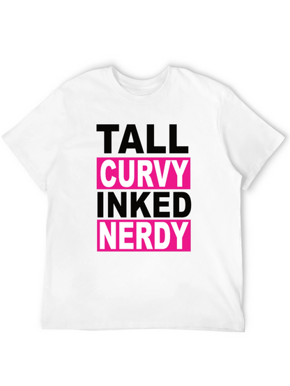 Camiseta Negra: Alto Curvy Tatuado Nerd