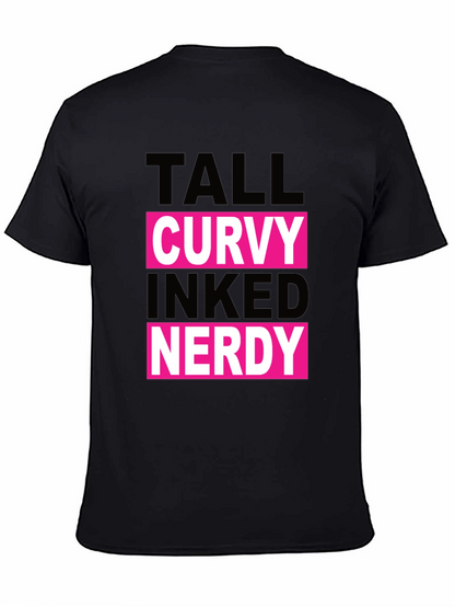 Camiseta Negra: Alto Curvy Tatuado Nerd