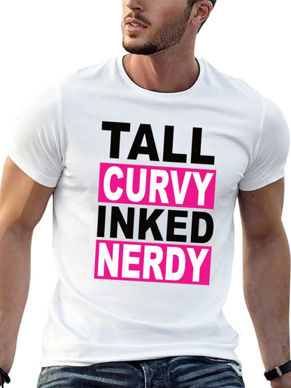 Camiseta Negra: Alto Curvy Tatuado Nerd