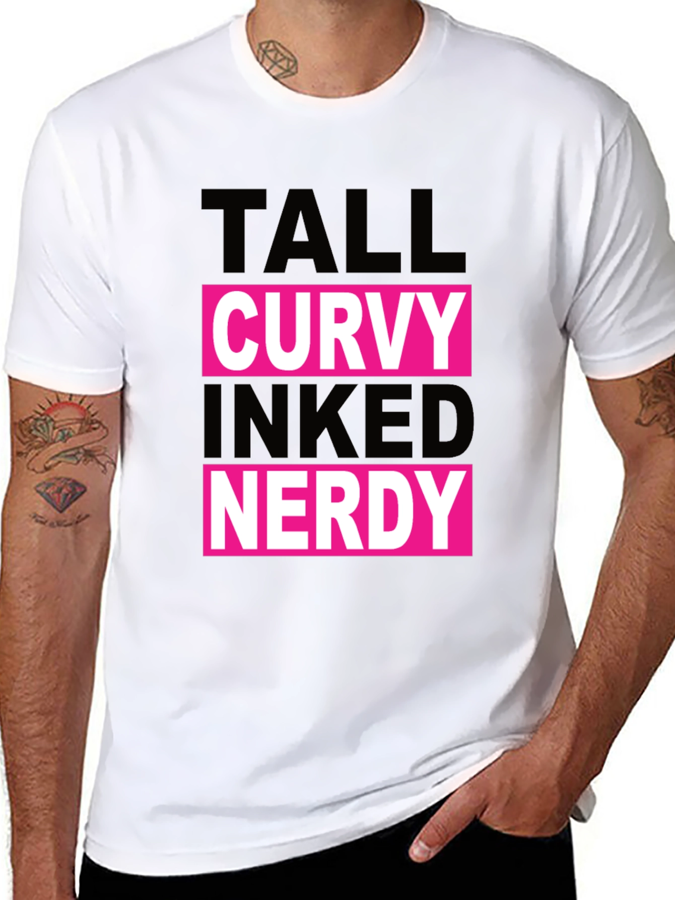 Camiseta Negra: Alto Curvy Tatuado Nerd