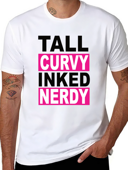 Camiseta Negra: Alto Curvy Tatuado Nerd