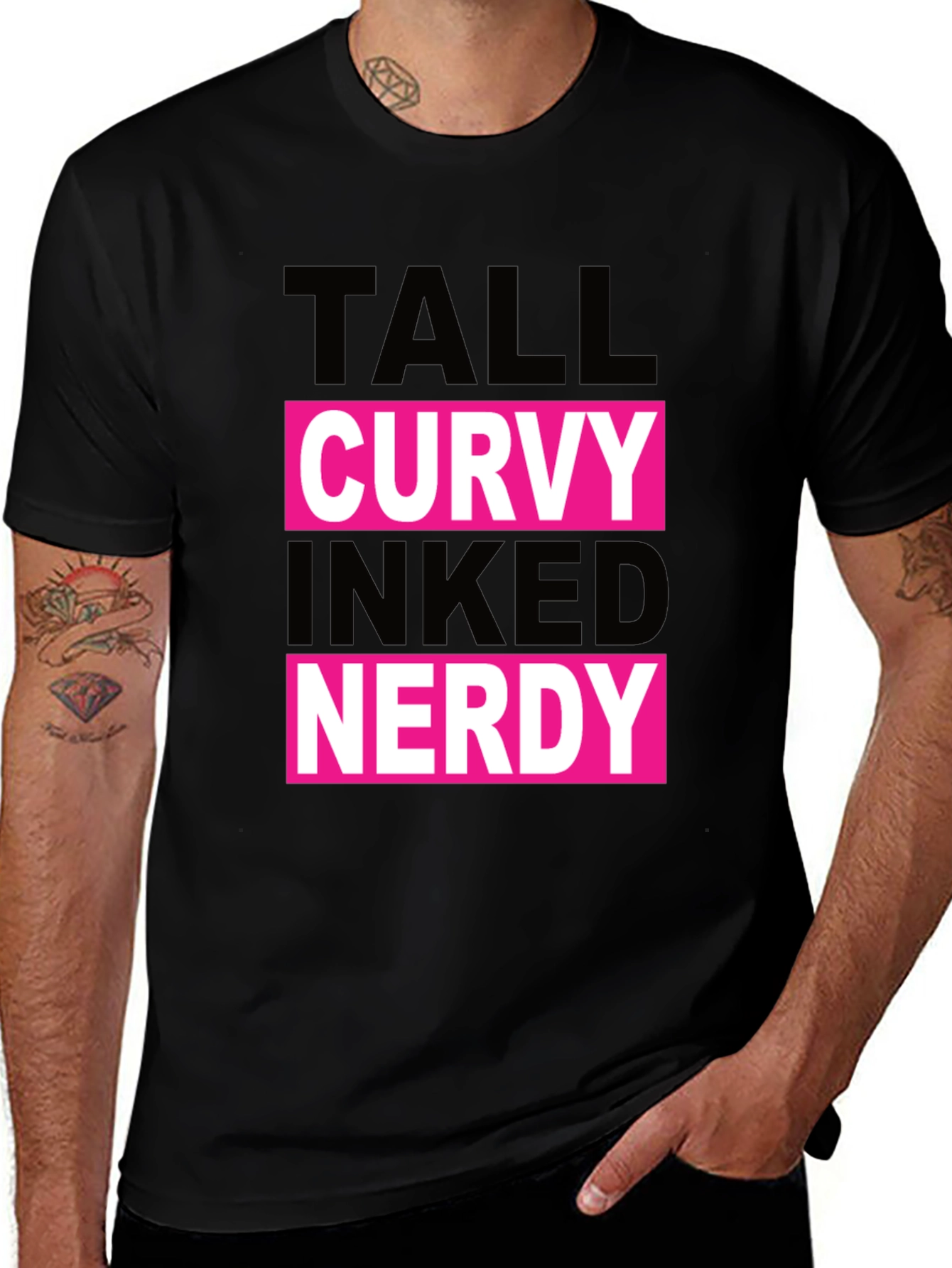 Camiseta Negra: Alto Curvy Tatuado Nerd