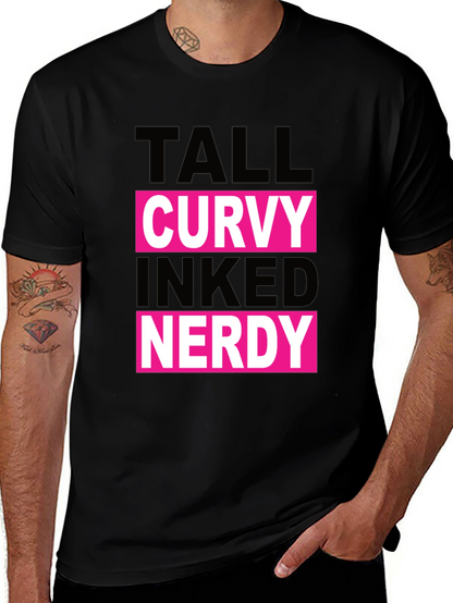 Camiseta Negra: Alto Curvy Tatuado Nerd