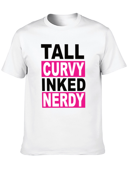 Camiseta Negra: Alto Curvy Tatuado Nerd