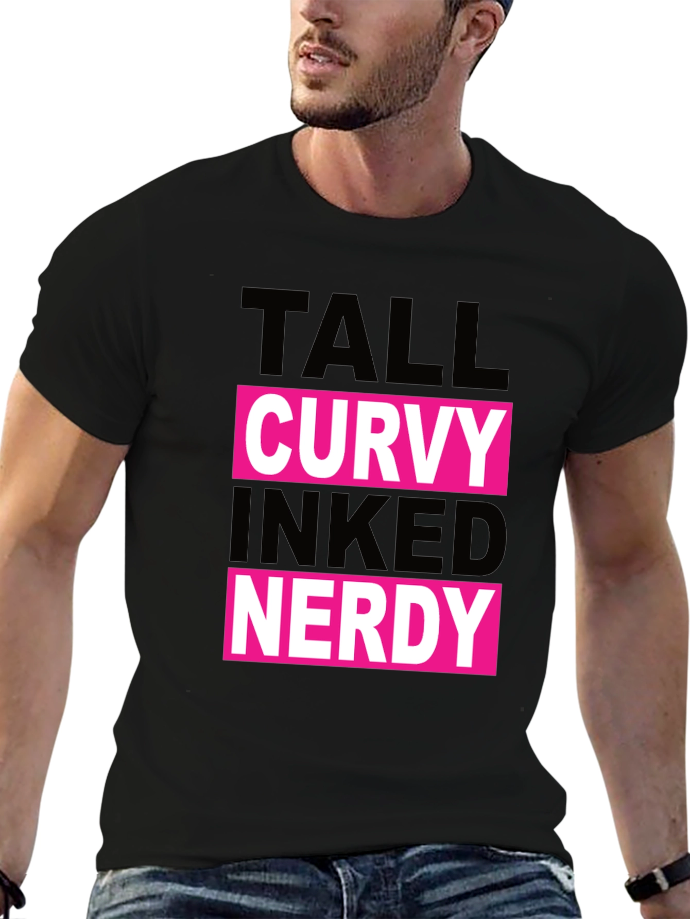 Camiseta Negra: Alto Curvy Tatuado Nerd