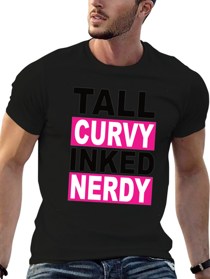 Camiseta Negra: Alto Curvy Tatuado Nerd