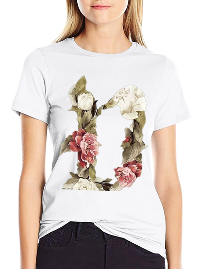 Camiseta Negra con Diseño Floral Letra D