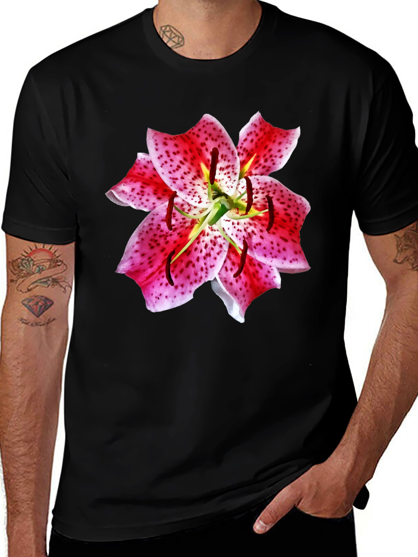 Camiseta Negra con Estampado Floral de Lirio