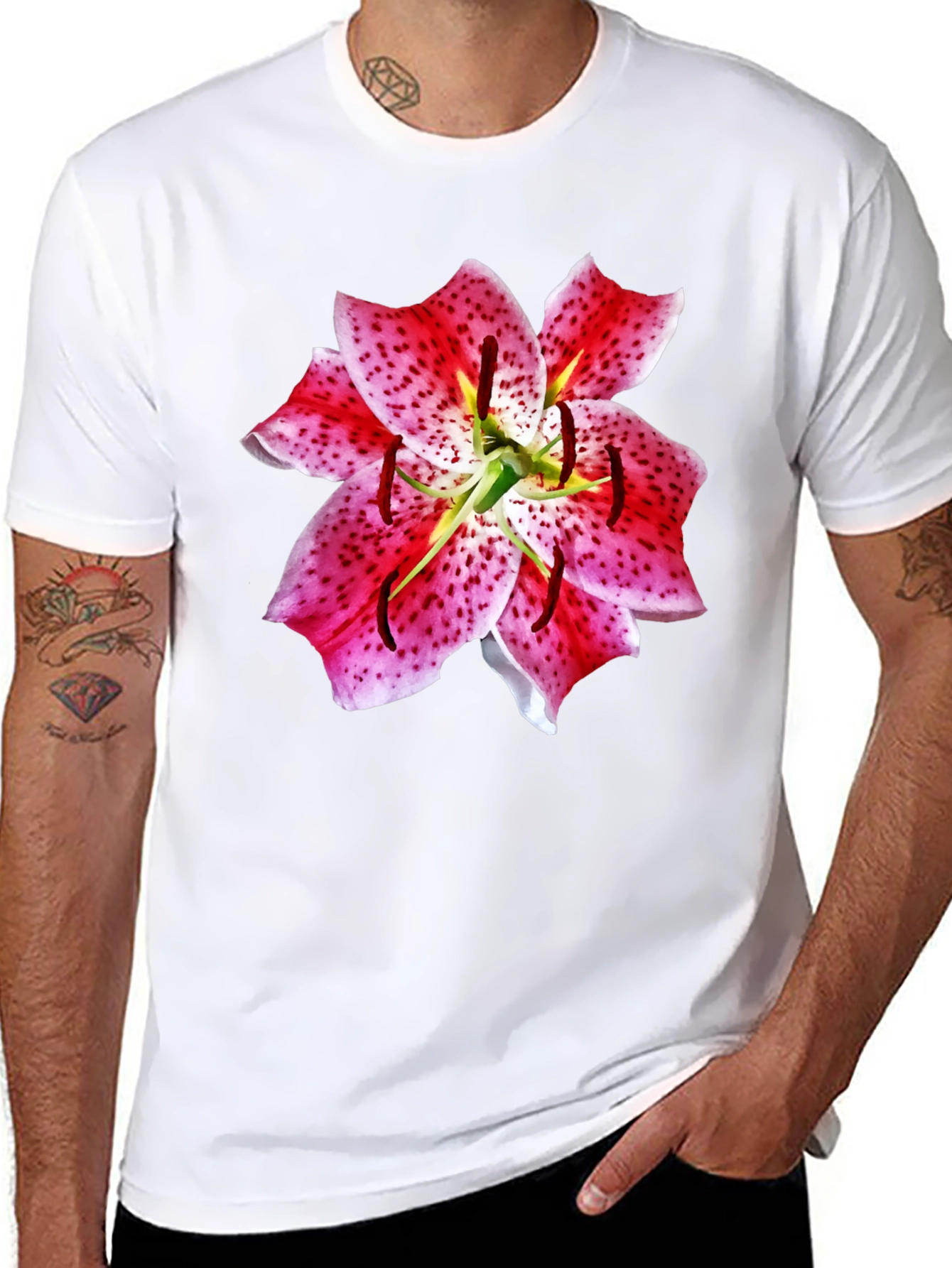 Camiseta Negra con Estampado Floral de Lirio