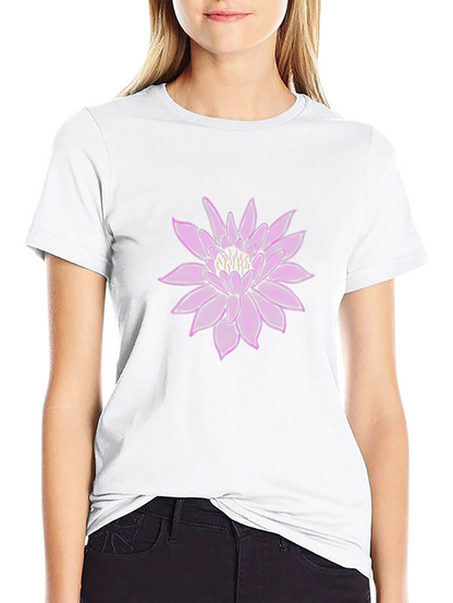 Camiseta Negra con Diseño Floral Púrpura