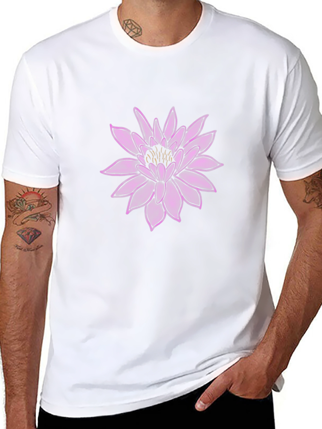 Camiseta Negra con Diseño Floral Púrpura