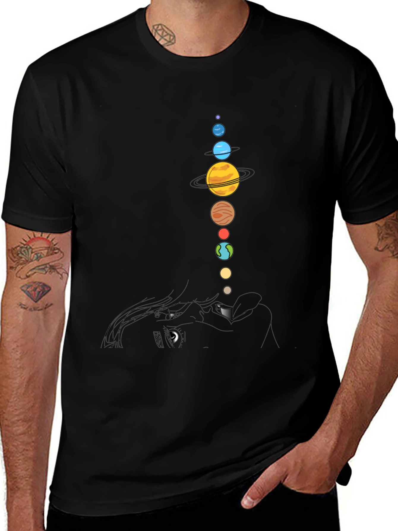 Camiseta Negra con Diseño de Planetas y Rostro