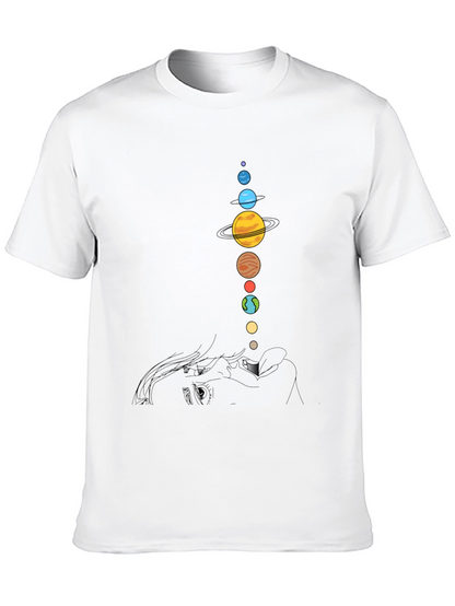 Camiseta Negra con Diseño de Planetas y Rostro