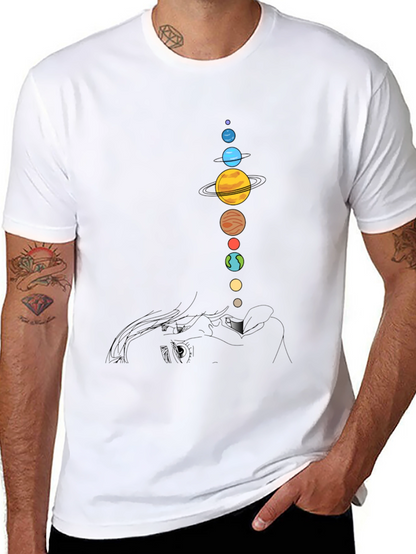 Camiseta Negra con Diseño de Planetas y Rostro