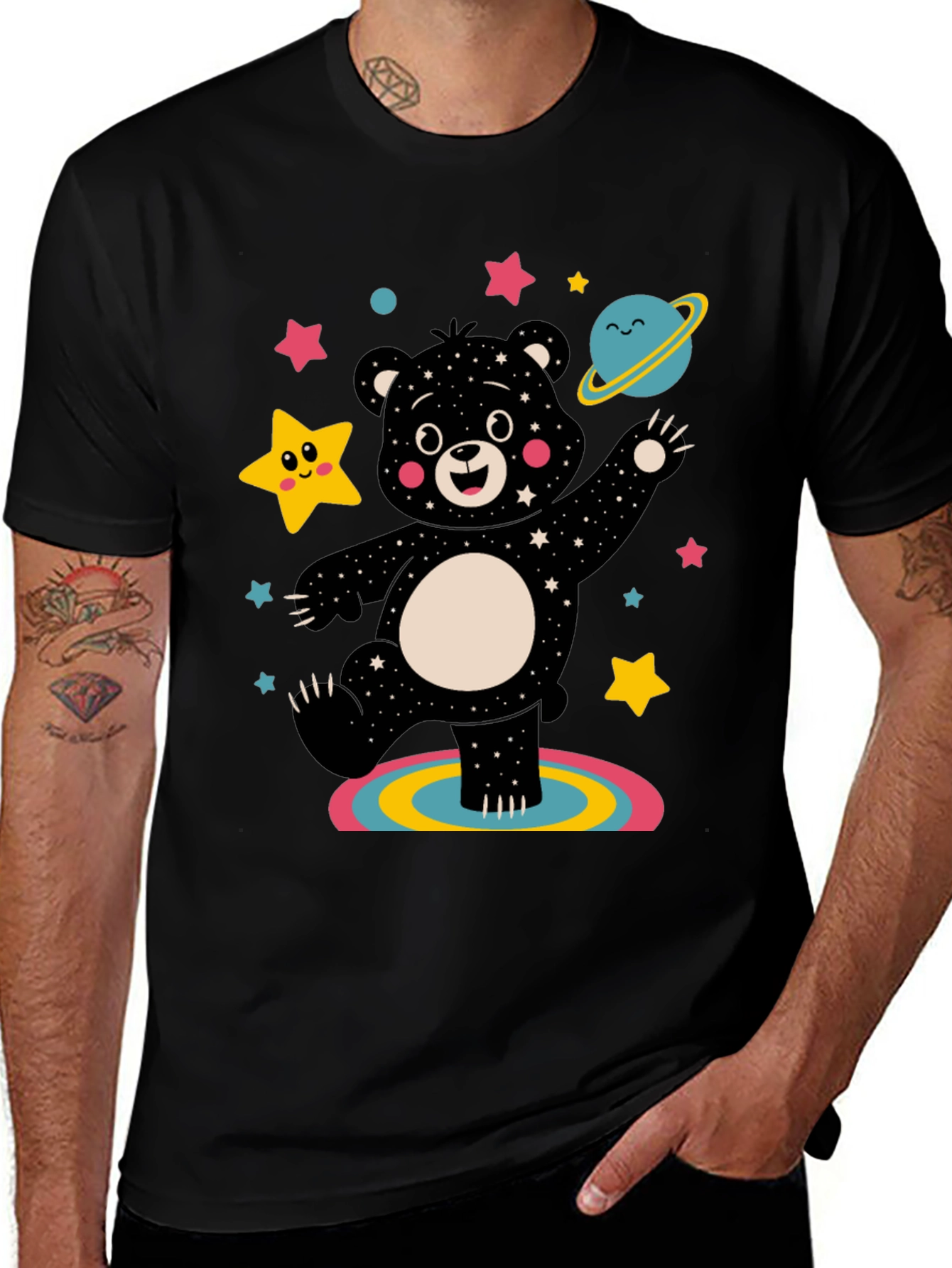Camiseta Negra con Oso Cósmico Divertido