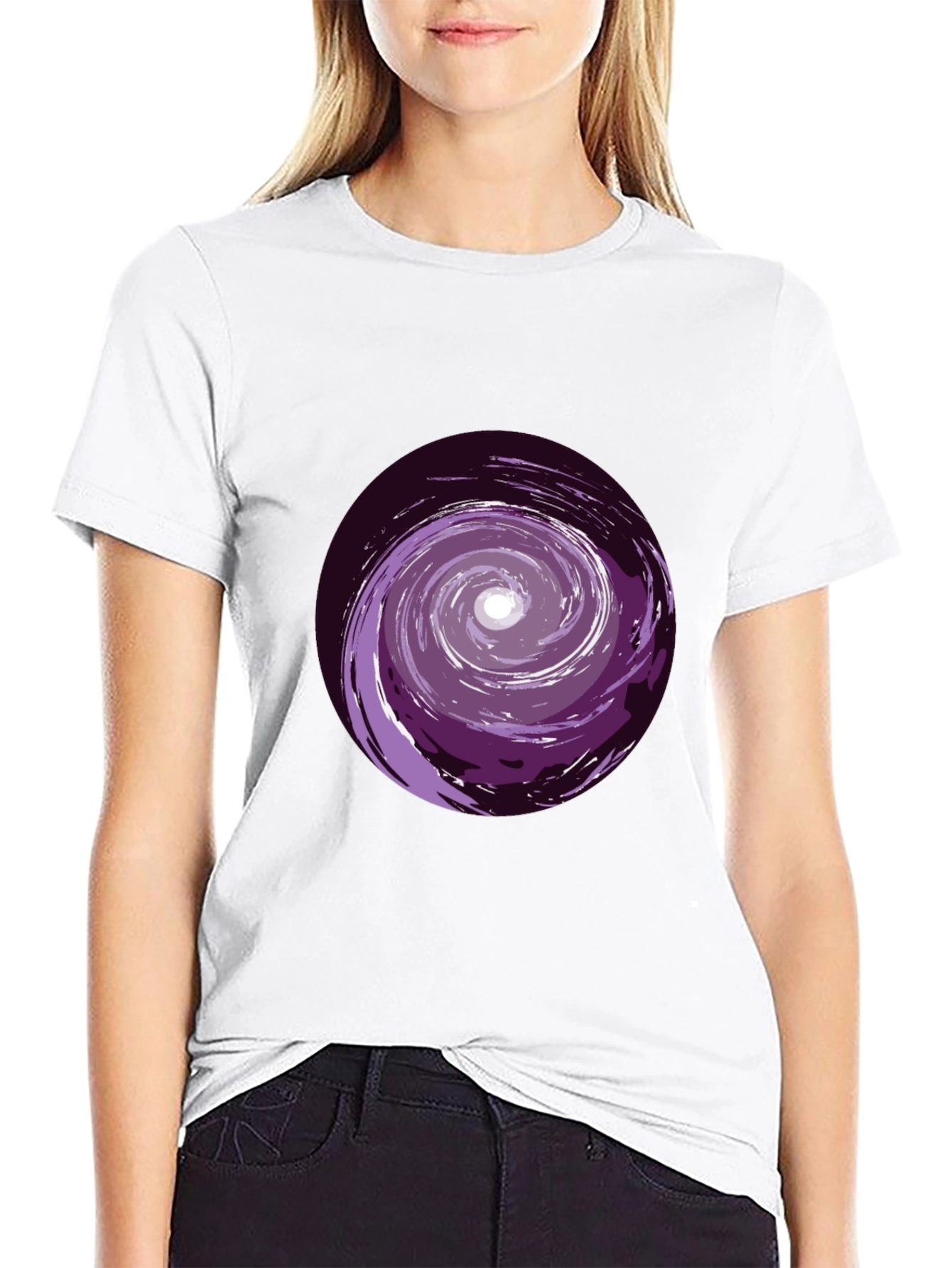 Camiseta Negra con Espiral Morado Abstracto