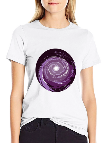 Camiseta Negra con Espiral Morado Abstracto