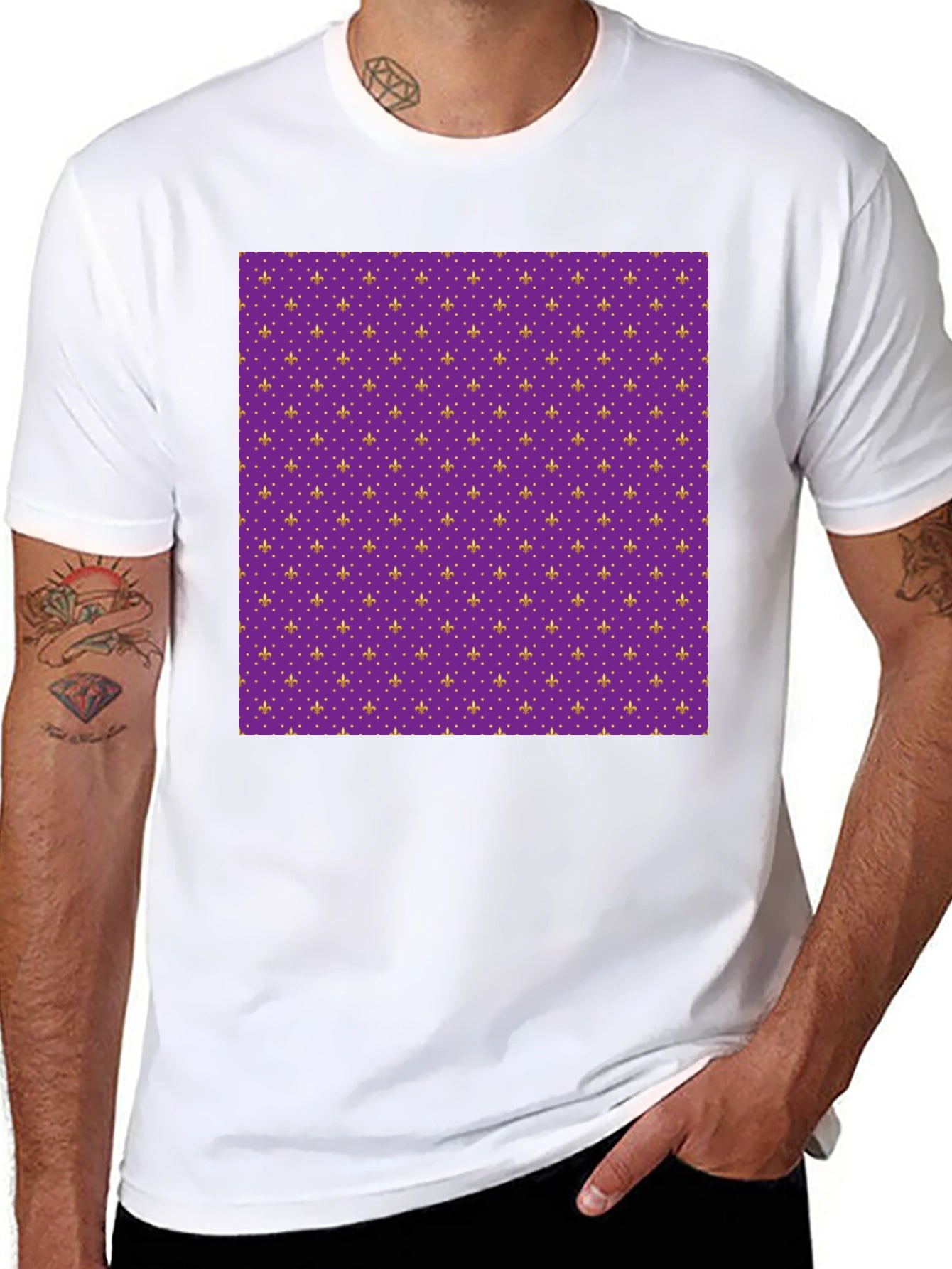 Camiseta Negra Estampado Flor de Lis Morada