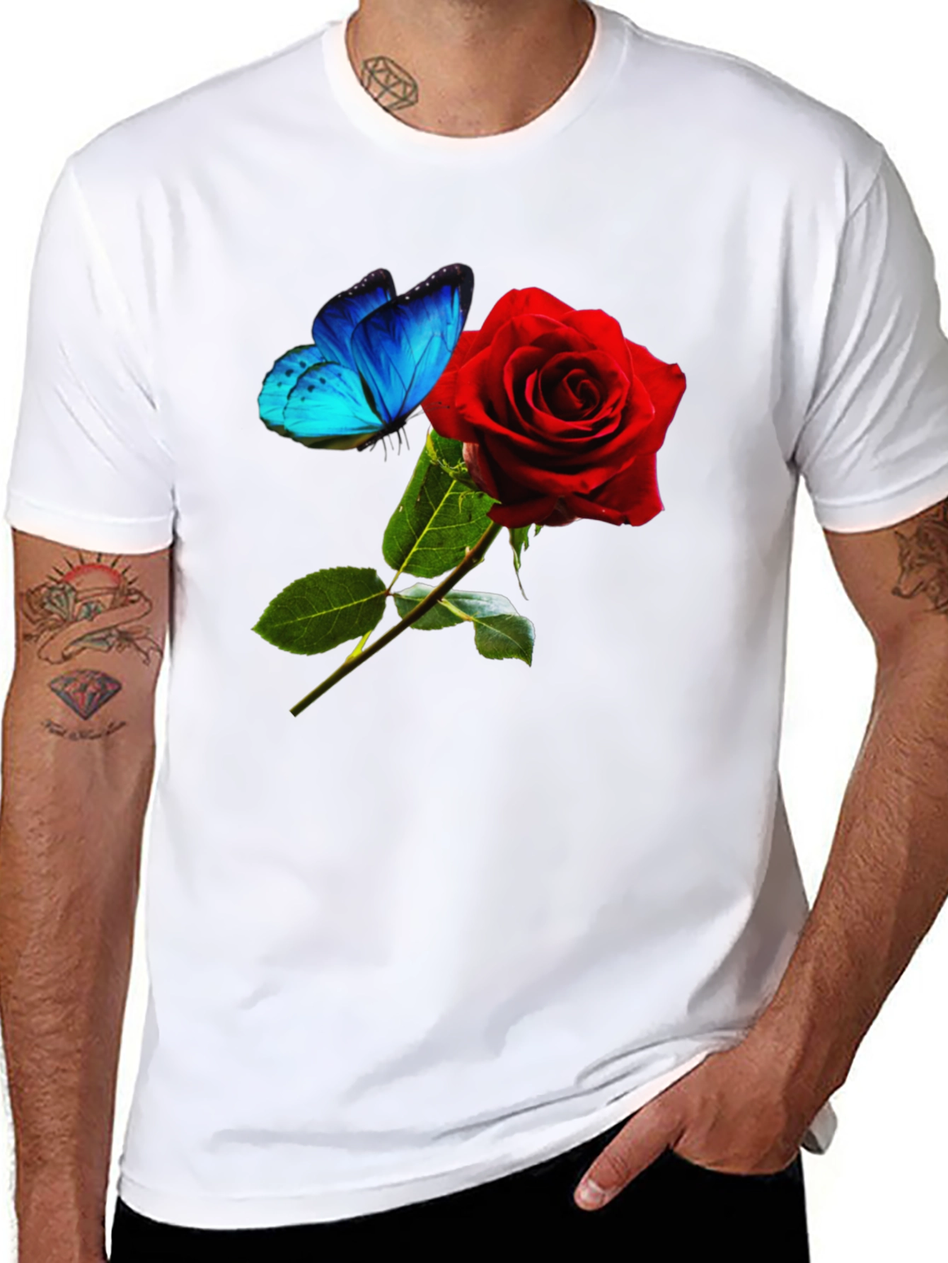 Camiseta Negra: Rosa Roja y Mariposa Azul