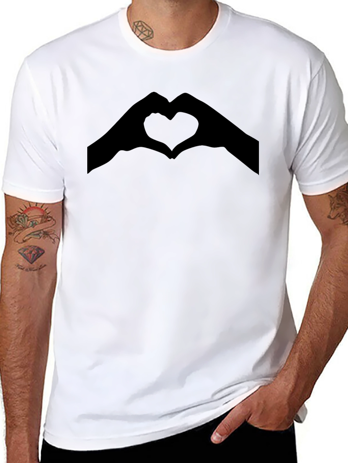 Camiseta Negra con Corazón de Manos