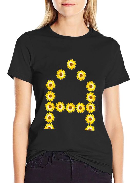 Camiseta Negra con Diseño Floral Letra A
