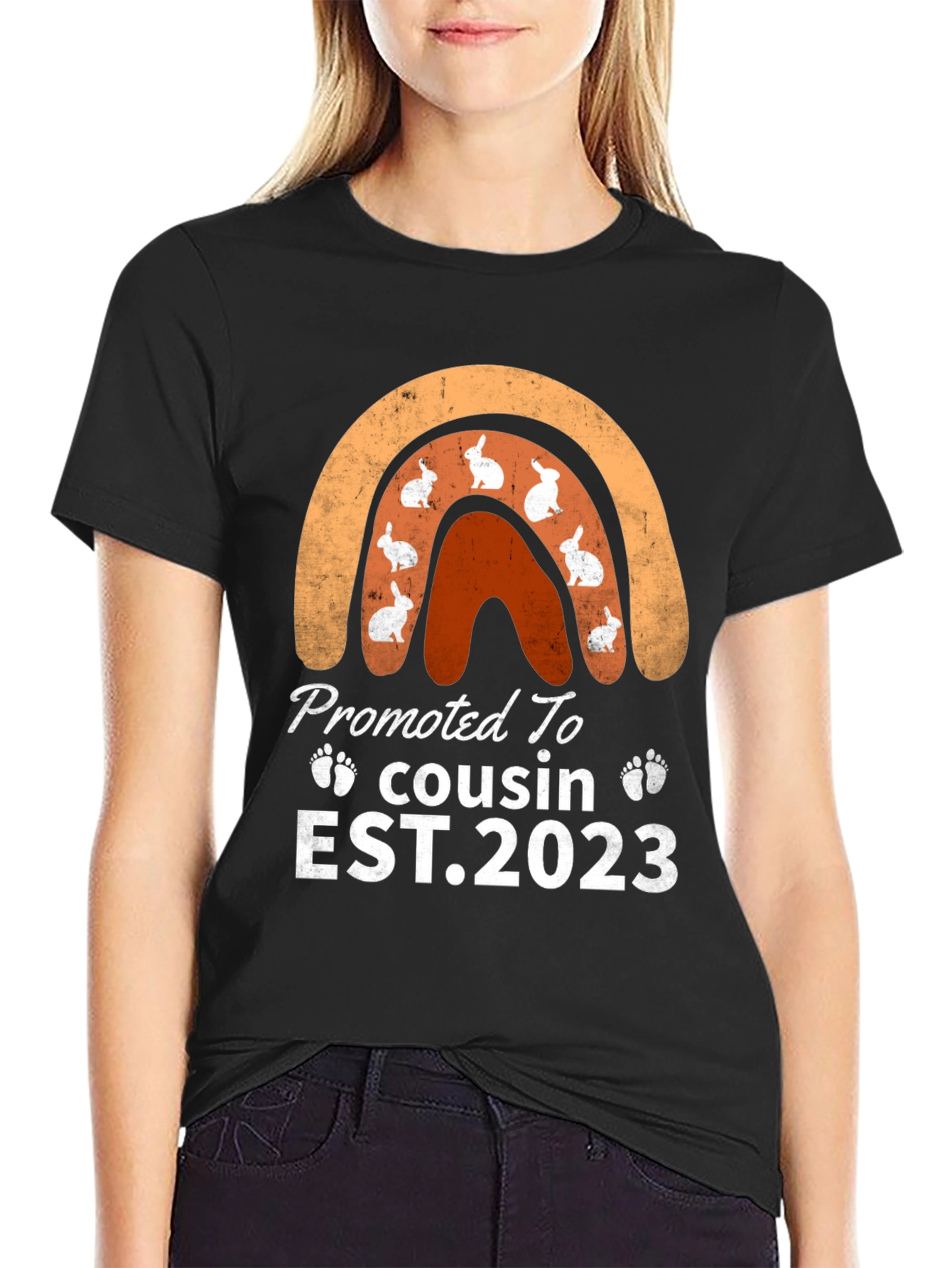 Camiseta Ascendido a primo/a 2023 con arcoíris y conejitos