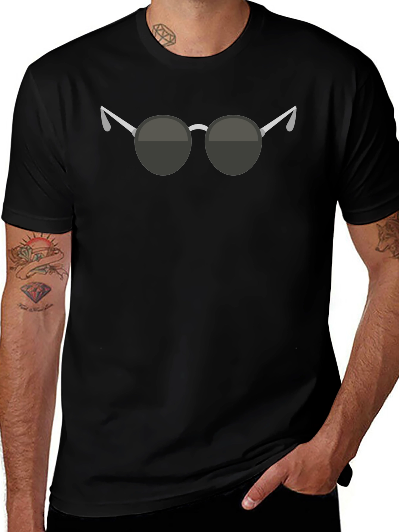 Camiseta Negra con Diseño de Gafas Redondas