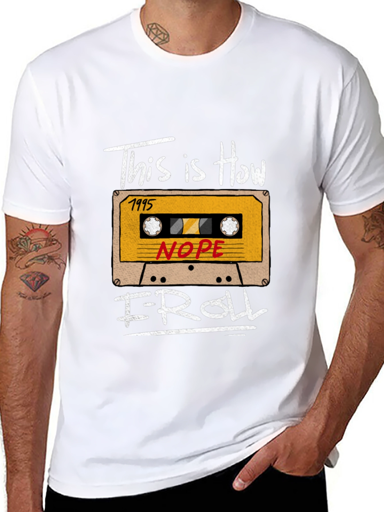 Camiseta Negra con Diseño de Casete Retro