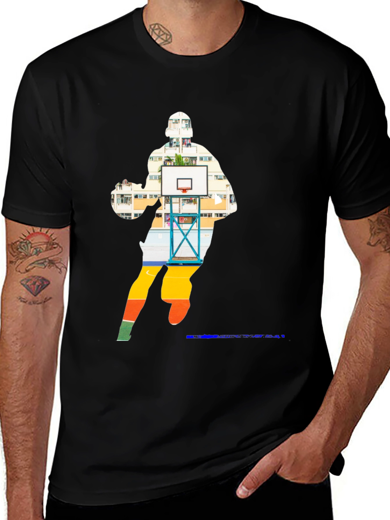 Camiseta Negra con Diseño de Baloncesto Urbano