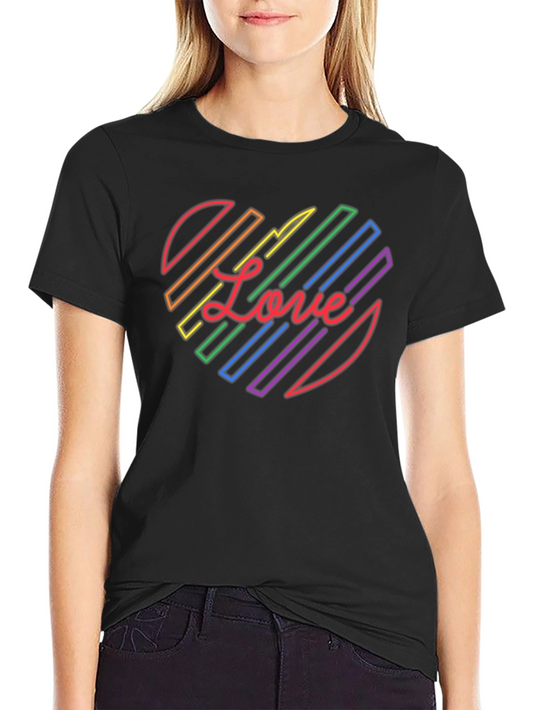 Camiseta Negra con Corazón de Amor LGBT