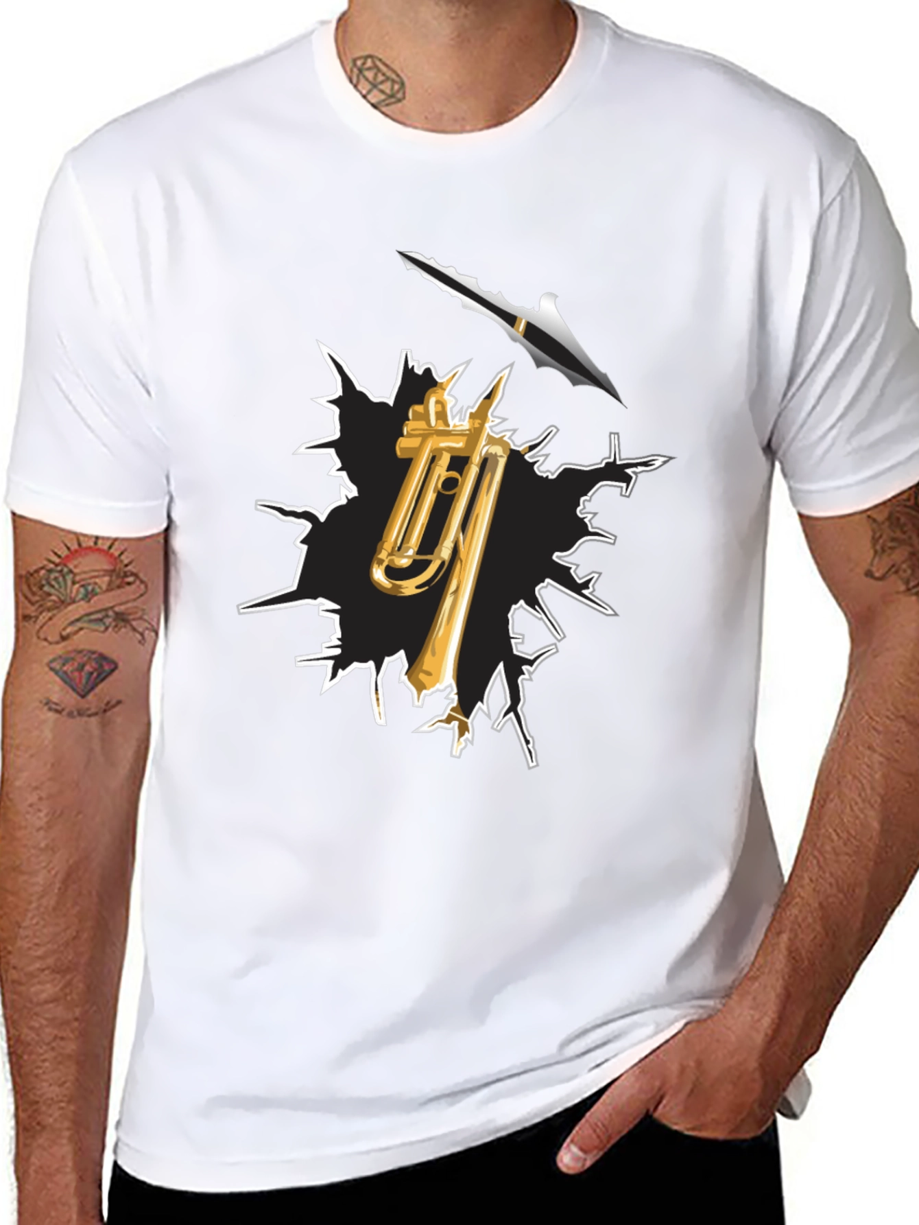 Camiseta Negra con Diseño de Trombón y Flecha
