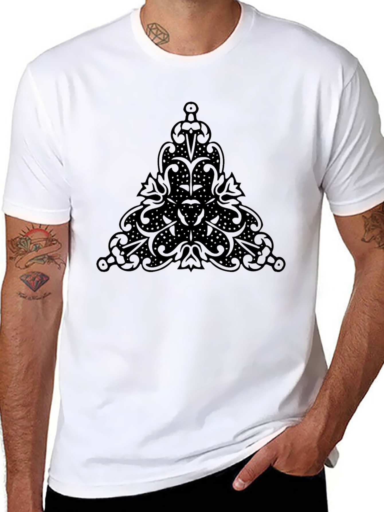 Camiseta Negra con Diseño Triángulo Ornamental