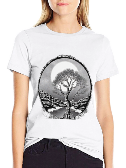 Camiseta Negra con Diseño de Árbol y Luna