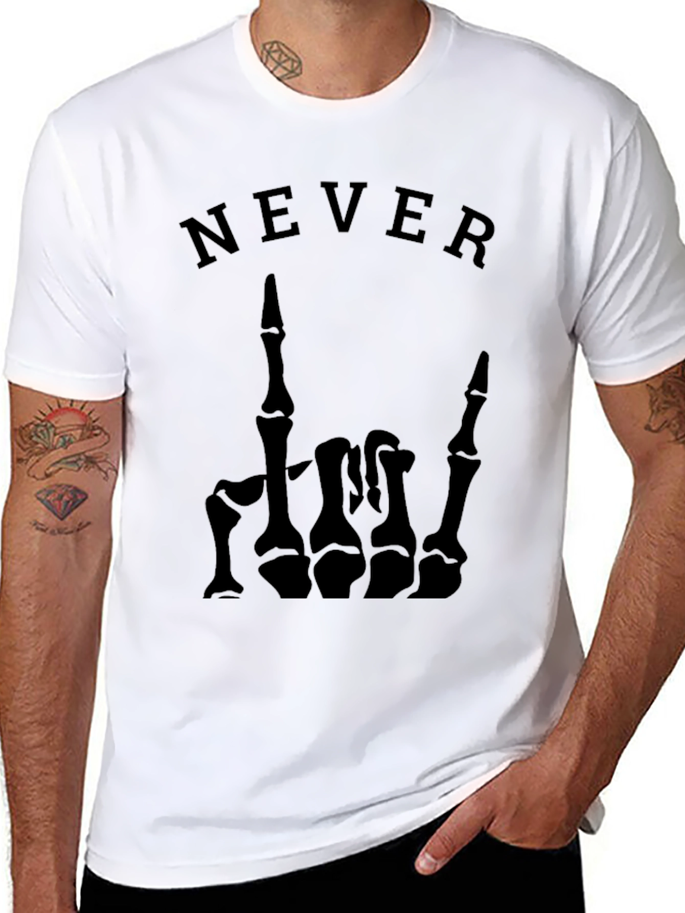 Camiseta Negra con Diseño de Mano Esquelética y NEVER