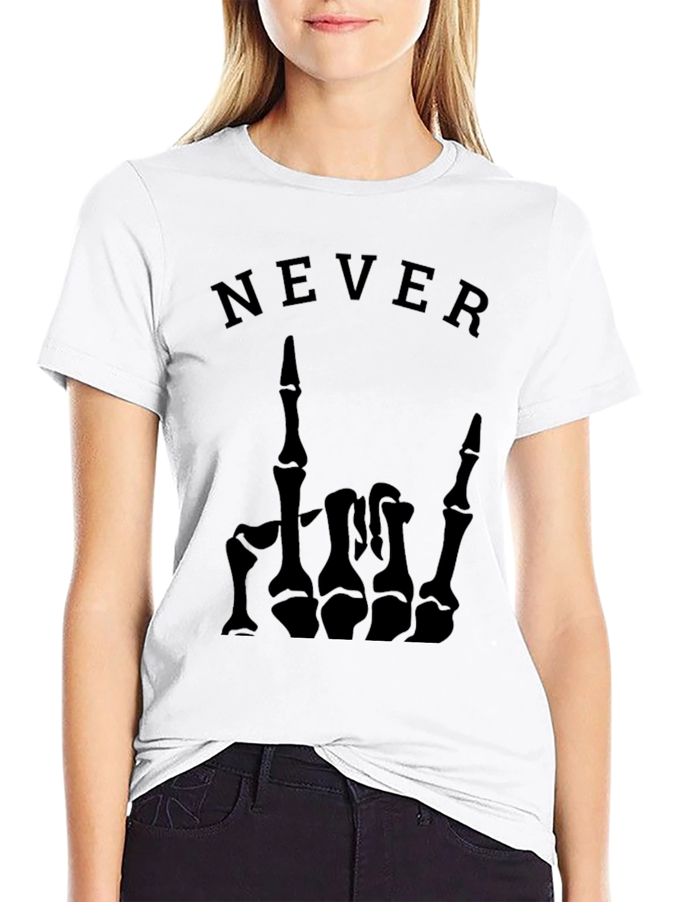 Camiseta Negra con Diseño de Mano Esquelética y NEVER