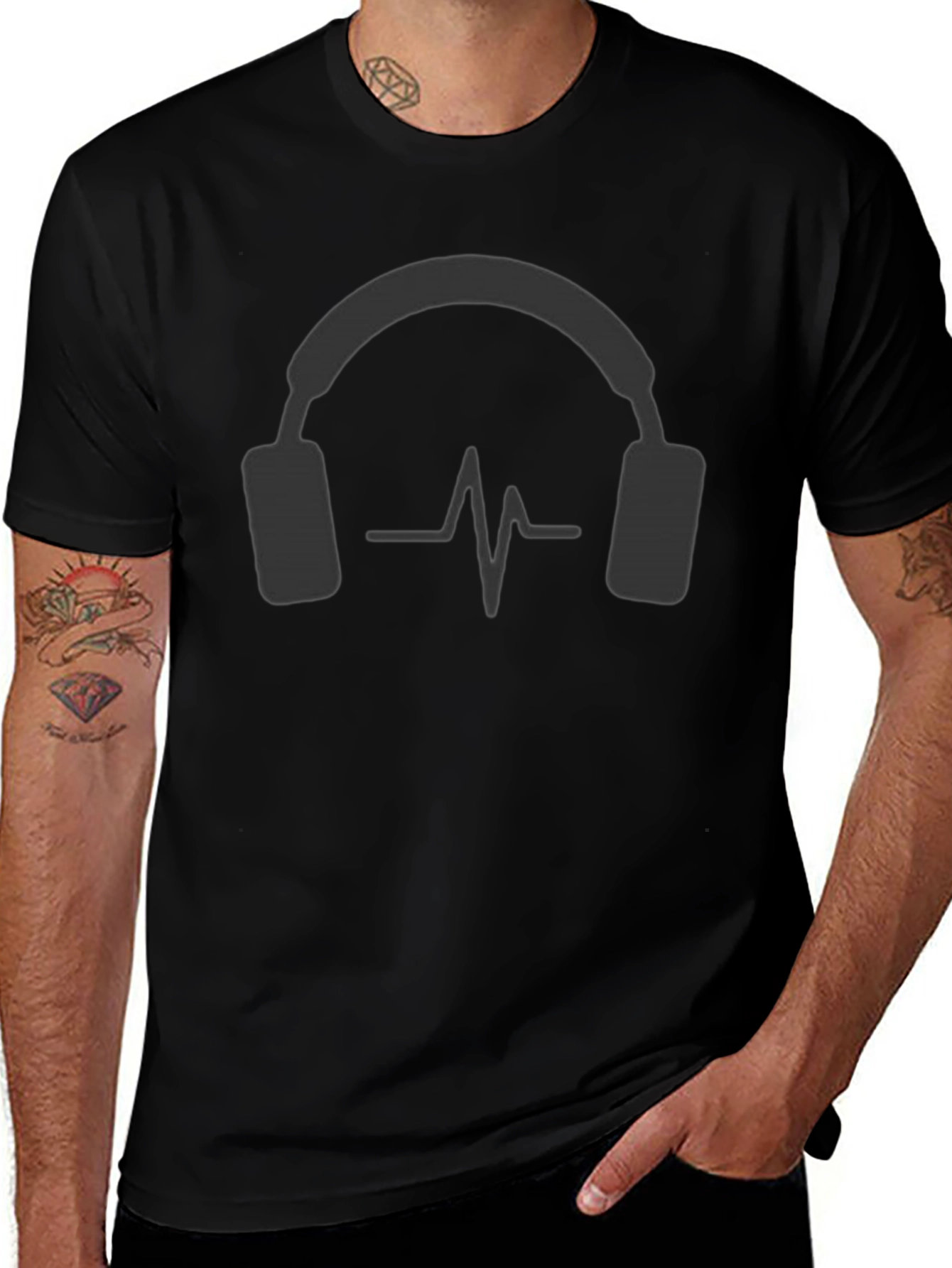 Camiseta Negra con Diseño de Auriculares y Ritmo Cardíaco