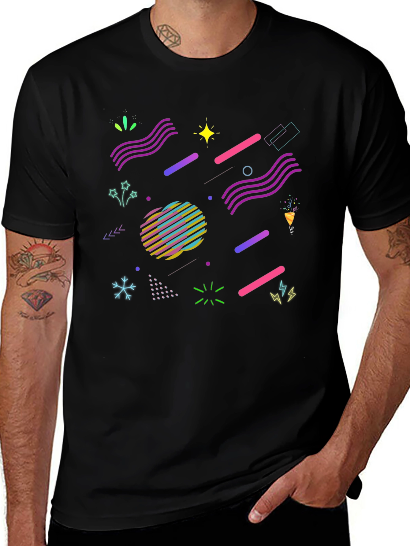 Camiseta Negra con Diseño Geométrico Retro