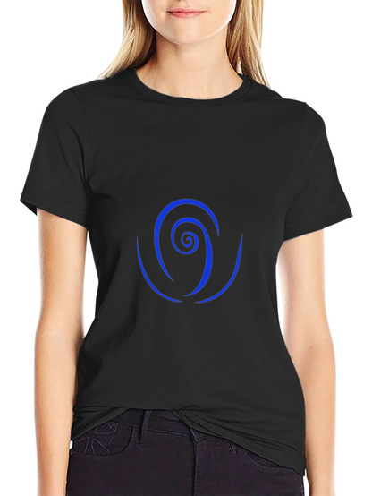 Camiseta Negra con Diseño Espiral Azul
