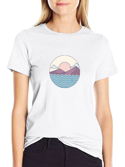 Camiseta Negra con Diseño de Paisaje Circular