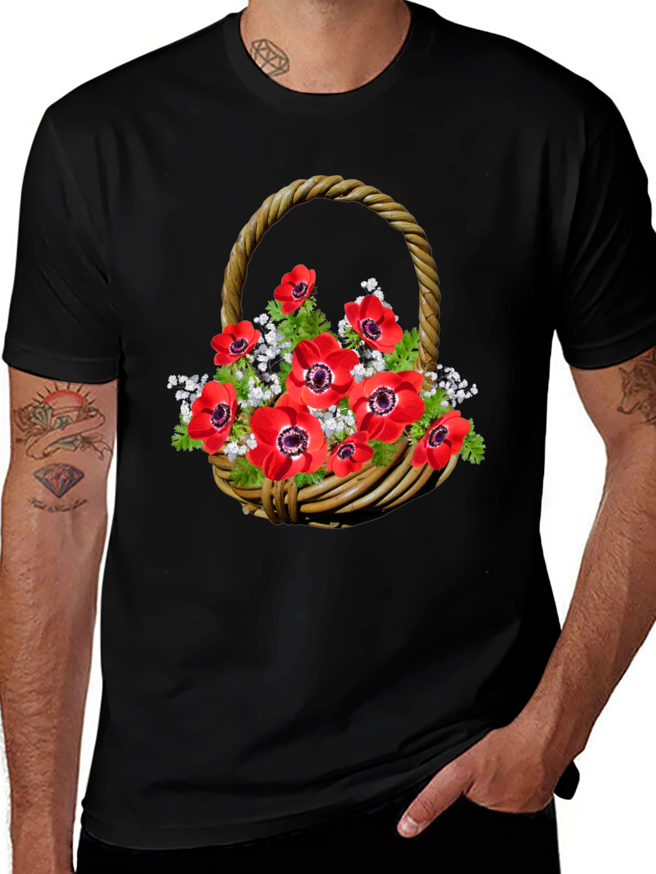 Camiseta Negra con Diseño Floral en Cesta Tejida