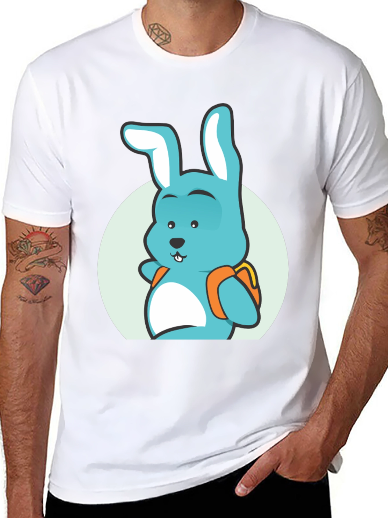 Camiseta Negra con Diseño de Conejo Mochilero