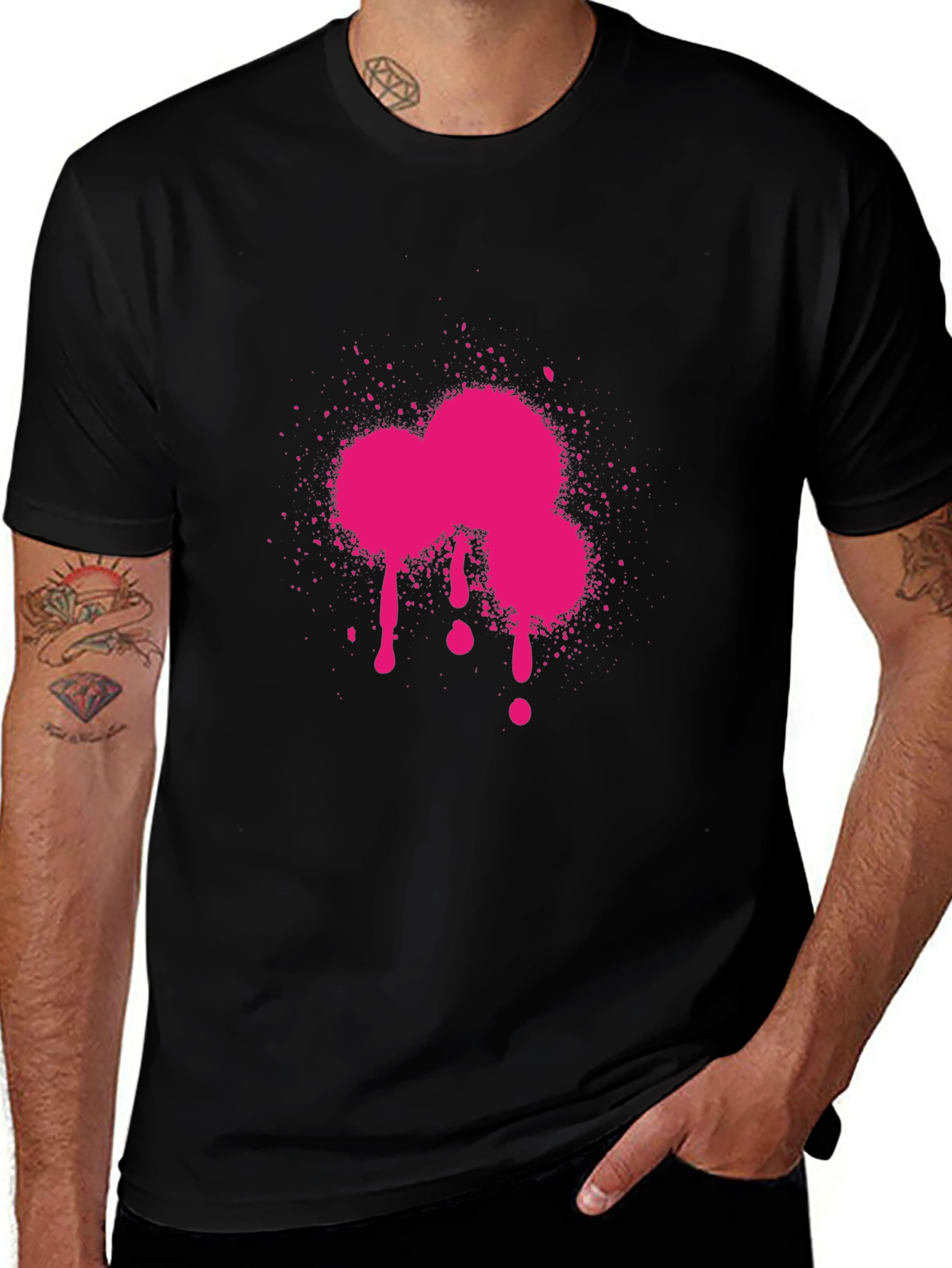 Camiseta Negra con Estampado Fucsia Abstracto