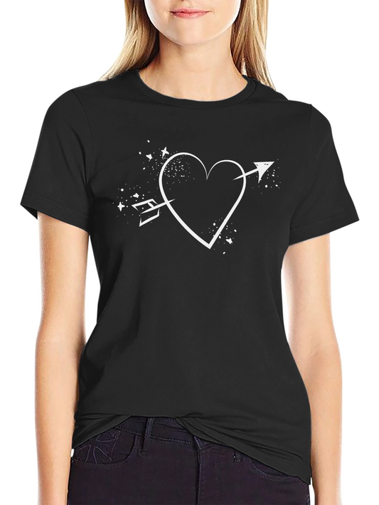 Camiseta Negra con Diseño de Corazón y Flecha