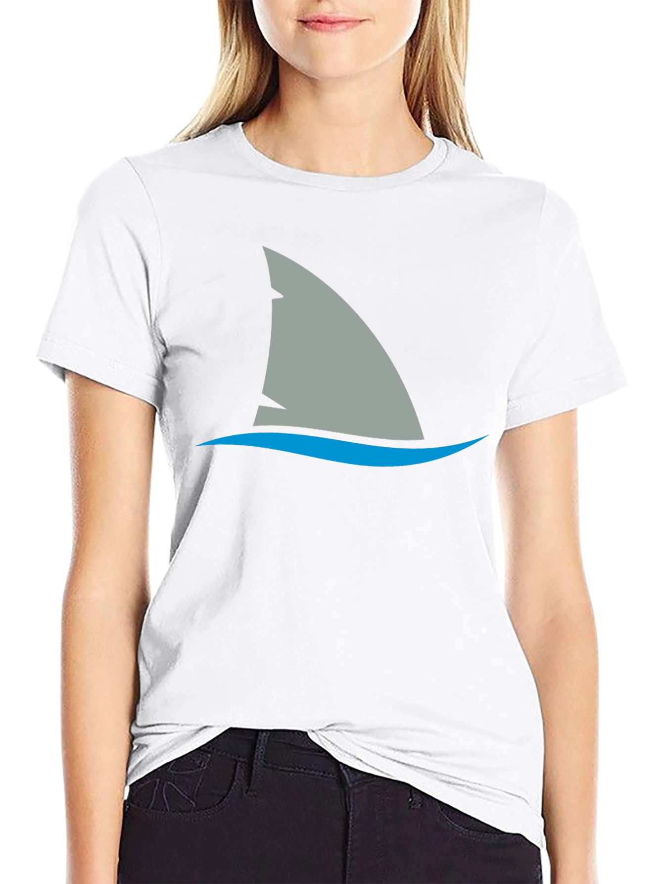 Camiseta Negra con Aleta de Tiburón